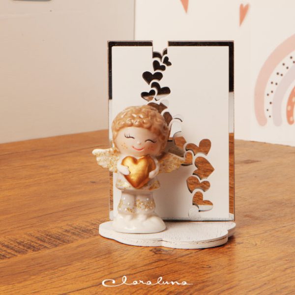 Angioletto con cuore in porcellana con supporto legno Claraluna